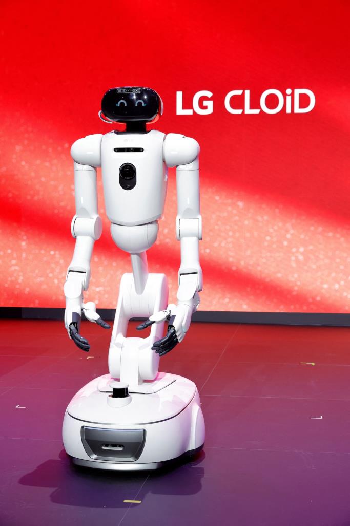 ในห้องครัว CLOiD สามารถช่วยวางแผนมื้ออาหารให้เหมาะสมกับสมาชิกในครอบครัวได้ 