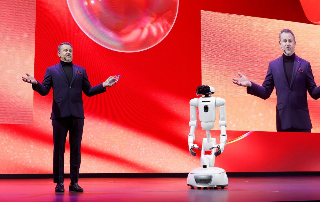 บนเวทีงานเปิดตัว CLOiD ถึงขั้นเสิร์ฟน้ำให้ผู้บริหาร เพราะสังเกตเห็นว่าเสียงเริ่มแห้งจากการพูดบนเวที