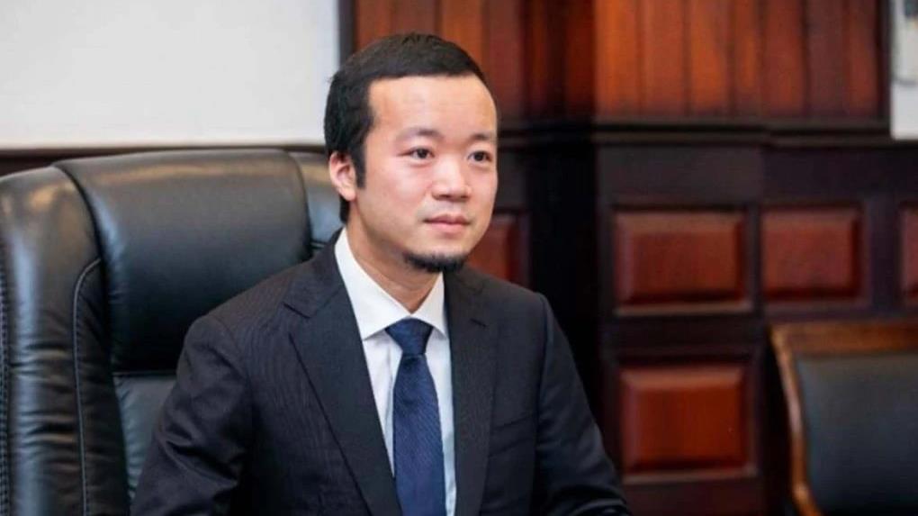 เฉิน จื้อ (Chen Zhi) นักธุรกิจหนุ่มวัย 38 ปี ผู้ก่อตั้งกลุ่มบริษัท Prince Group ยักษ์ใหญ่ด้านอสังหาริมทรัพย์และการเงินในกัมพูชา 