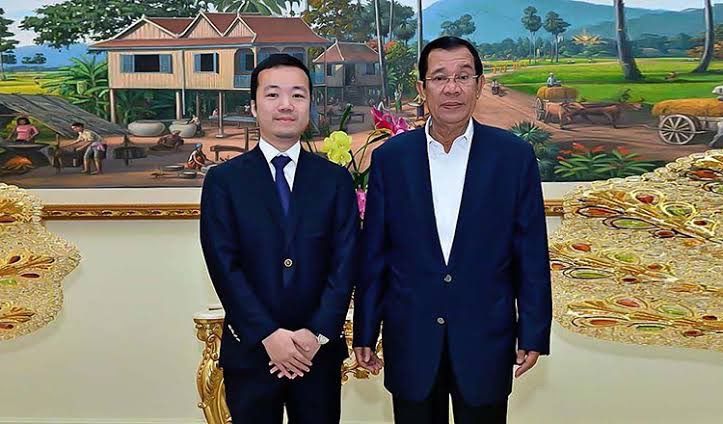 เฉิน จื้อ (Chen Zhi) นักธุรกิจหนุ่มวัย 38 ปี ผู้ก่อตั้งกลุ่มบริษัท Prince Group ยักษ์ใหญ่ด้านอสังหาริมทรัพย์และการเงินในกัมพูชา (ซ้าย)  สมเด็จอัครมหาเสนาบดีเดโช ฮุน เซน ประธานวุฒิสภาแห่งราชอาณาจักรกัมพูชา (ขวา)