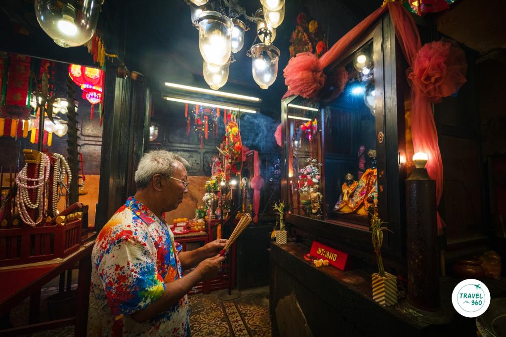 นักท่องเที่ยวสักการะองค์โจวซือกง 