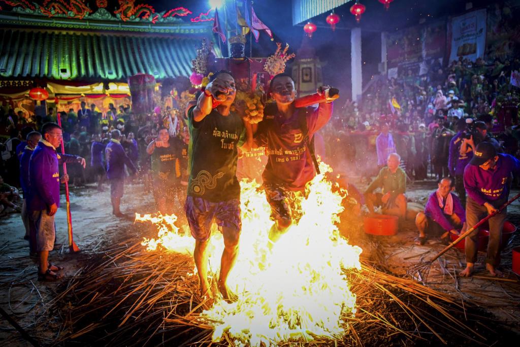 การลุยไฟบริเวณลานหน้าศาลเจ้า (ภาพ: ธนาภพ ชูศรี)