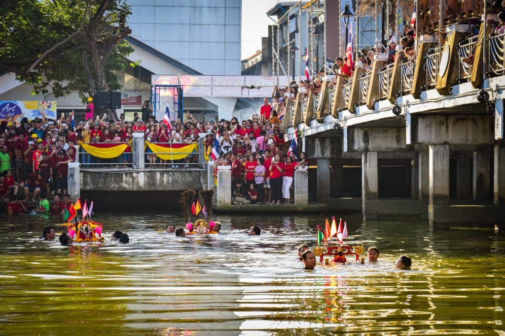 การแห่องค์พระข้ามแม่น้ำปัตตานี (ภาพ: ธนาภพ ชูศรี)