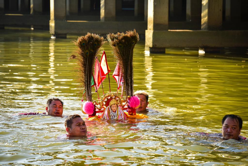 การแห่องค์พระข้ามแม่น้ำปัตตานี (ภาพ: ธนาภพ ชูศรี)