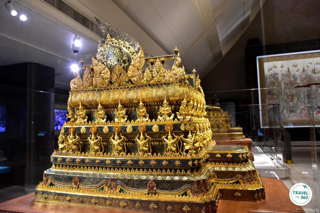 พระที่นั่งพุดตานถมทอง