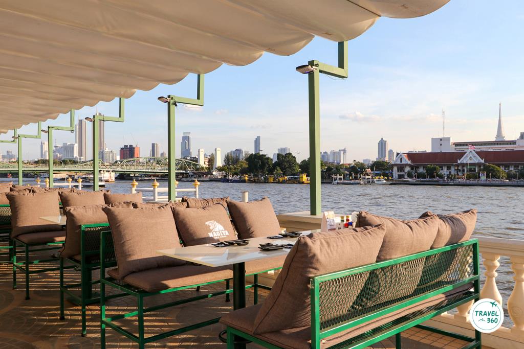 นั่งชมวิวริมแม่น้ำเจ้าพระยา