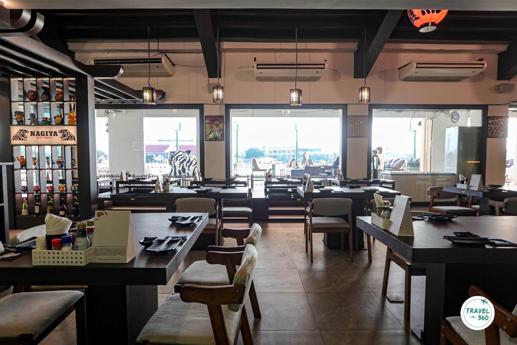 ที่นั่งด้านในร้าน