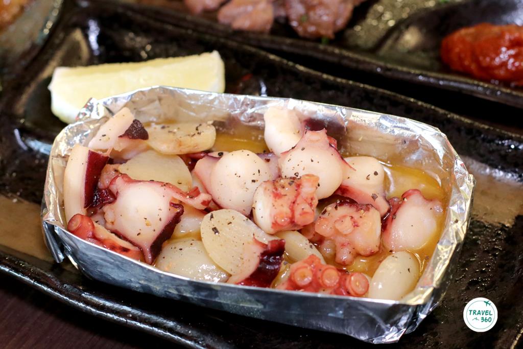 ปลาหมึกกับกระเทียมผัดเนยห่อฟรอยด์ย่าง