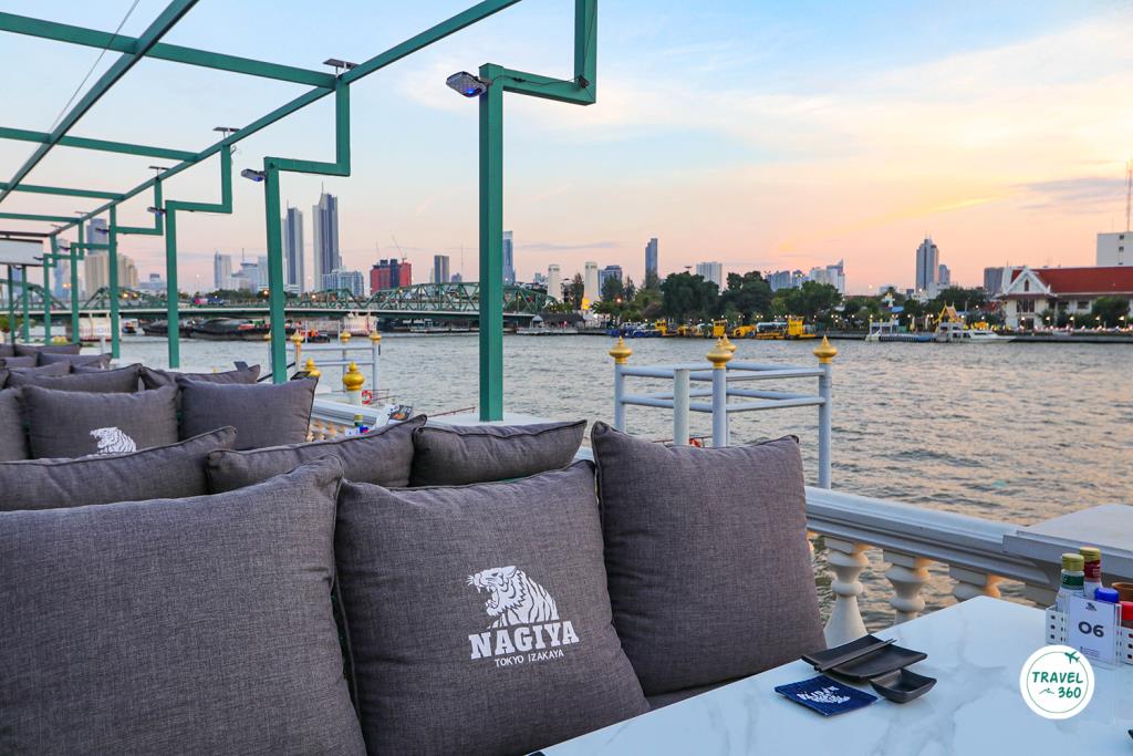 รอชมพระอาทิตย์ตกยามเย็น