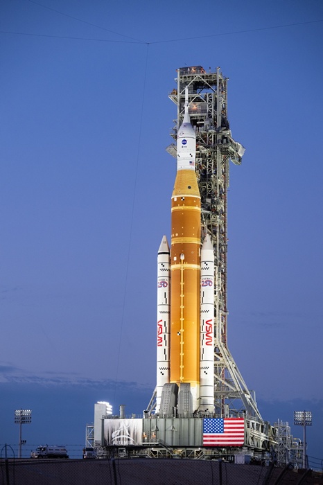 จรวด Artemis II Space Launch System (SLS) และยานอวกาศ Orion ณ ฐานปล่อยจรวด 39B เมื่อวันเสาร์ที่ 17 มกราคม 2026 ที่ศูนย์อวกาศเคนเนดีของ NASA ในรัฐฟลอริดา / ภาพ : NASA - Keegan Barber