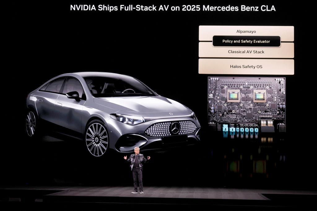 เจนเซน หวง ซีอีโอของ Nvidia กล่าวถึงรถยนต์ขับเคลื่อนอัตโนมัติระหว่างการกล่าวปาฐกถาหลักของ Nvidia ในงาน CES 2026 งานแสดงสินค้าอิเล็กทรอนิกส์สำหรับผู้บริโภคประจำปี ที่ลาสเวกัส รัฐเนวาดา สหรัฐอเมริกา เมื่อวันที่ 5 มกราคม 2026