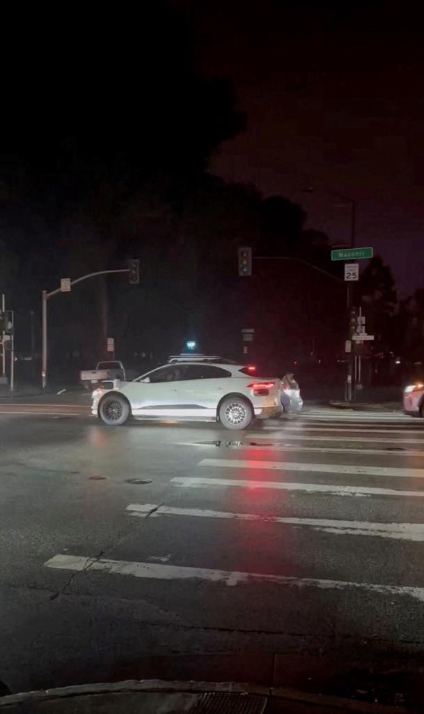 รถ Waymo คาดว่าจอดอยู่บนถนนท่ามกลางภาวะเครื่องดับในซานฟรานซิสโก รัฐแคลิฟอร์เนีย สหรัฐอเมริกา เมื่อวันที่ 20 ธันวาคม 2025