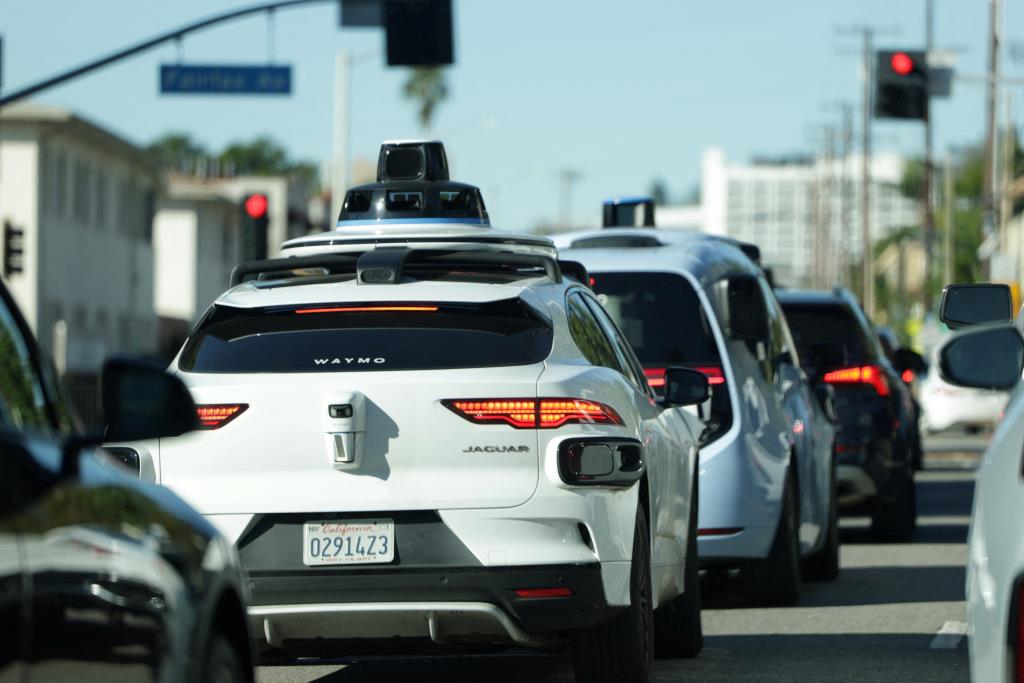 อีกมุมของรถ Waymo 