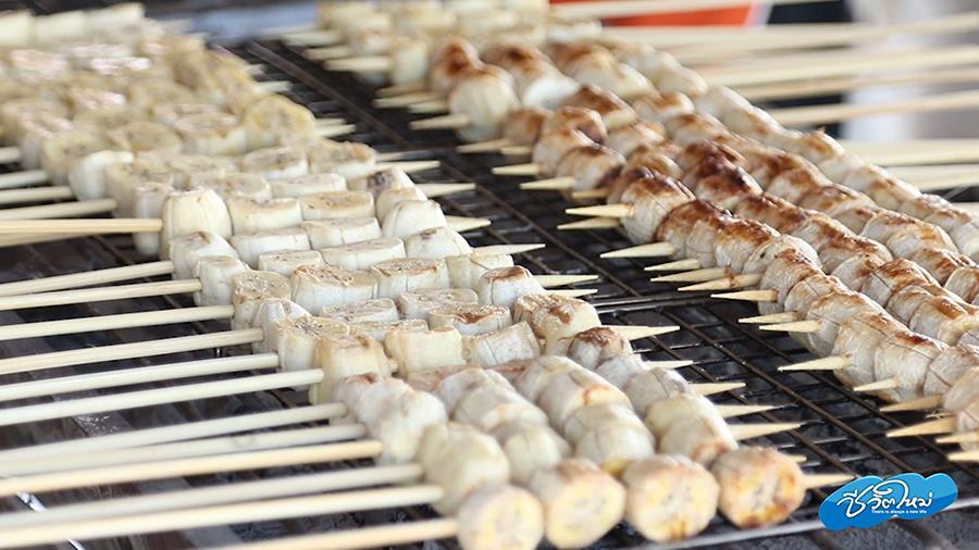 กล้วยปิ้งกว่าจะกินได้ต้องใช้เวลาอย่างต่ำ 10 กว่านาทีขึ้น เพื่อให้แน่ใจว่าสุกอย่างทั่วถึงจริง ๆ ใน 1 ไม้