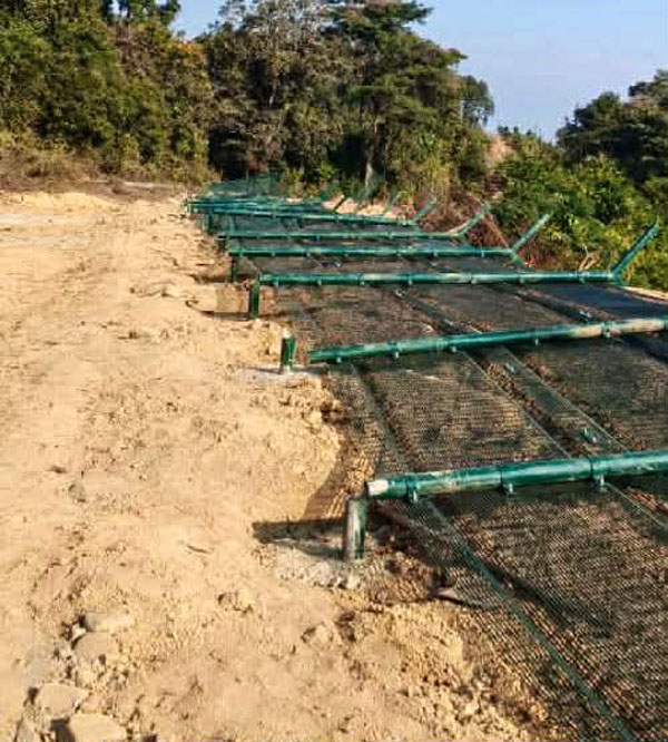 รั้วกั้นชายแดนระหว่างอินเดียและเมียนมา ที่ถูกรื้อทำลายเปิดเป็นช่องยาว 150-200 เมตร ทางตอนใต้ของรัฐมณีปุระ ตรงข้ามกับรอยต่อระหว่างภาคสะกายกับรัฐชิน