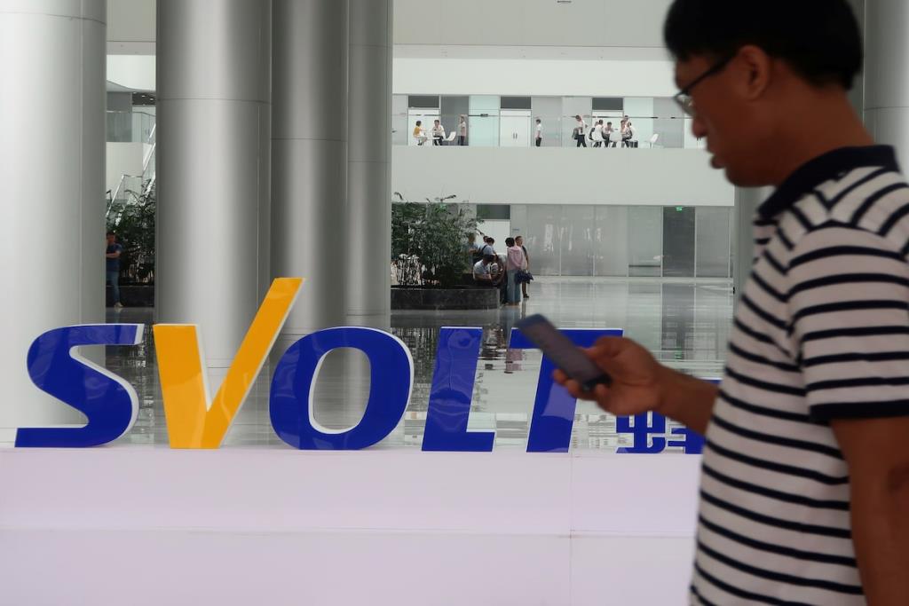 แฟ้มภาพโลโก้ของ Svolt Energy บริษัทแบตเตอรี่ที่แยกตัวมาจาก Great Wall Motor ล่าสุด Yang Hongxin ประธานของ Svolt กล่าวให้สัมภาษณ์กับสำนักข่าวจีน ว่า Donut Lab พูดไม่จริงจากการอ้างว่าแบตเตอรี่ All Solid State พร้อมแล้วสำหรับการผลิตเต็มรูปแบบ 