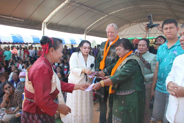 นางมณีรัตน์ ไชยสีหา พร้อมสามีชาวเยอรมัน จัดกิจกรรมแจกเงิน มอเตอร์ไซค์ ทองคำ ฉลองวันเกิดและเปิดร้านใหม่