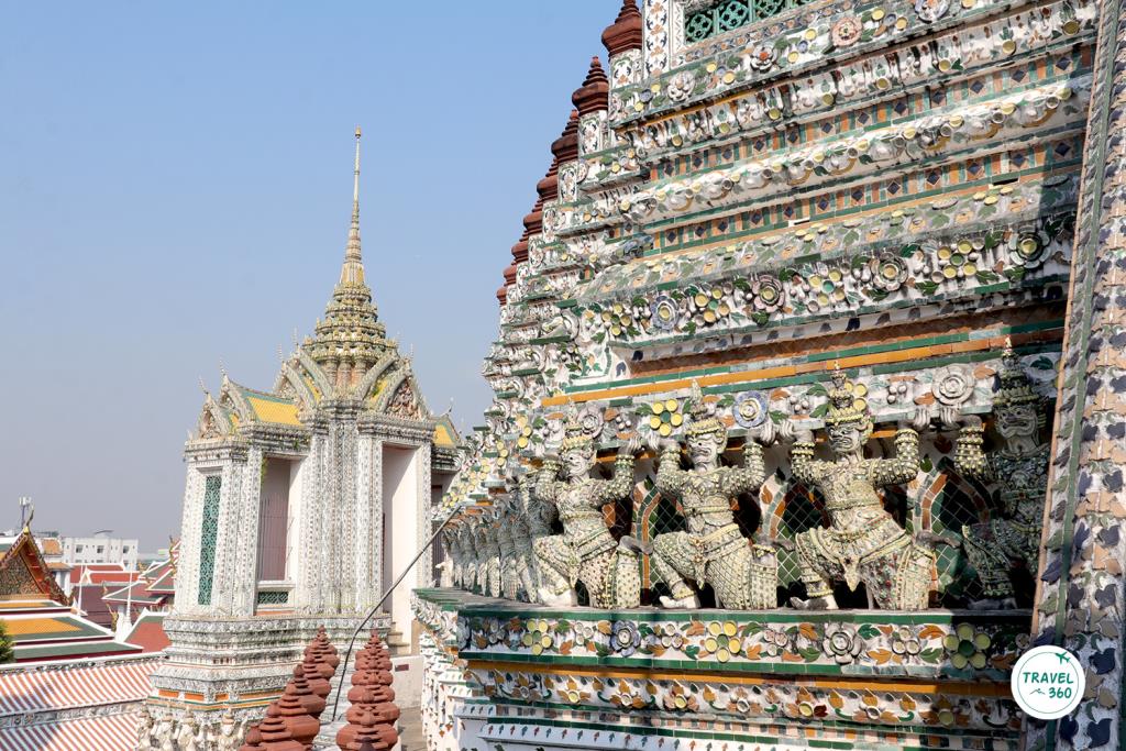 ปรางค์ก่ออิฐถือปูนประดับกระจกเคลือบสี