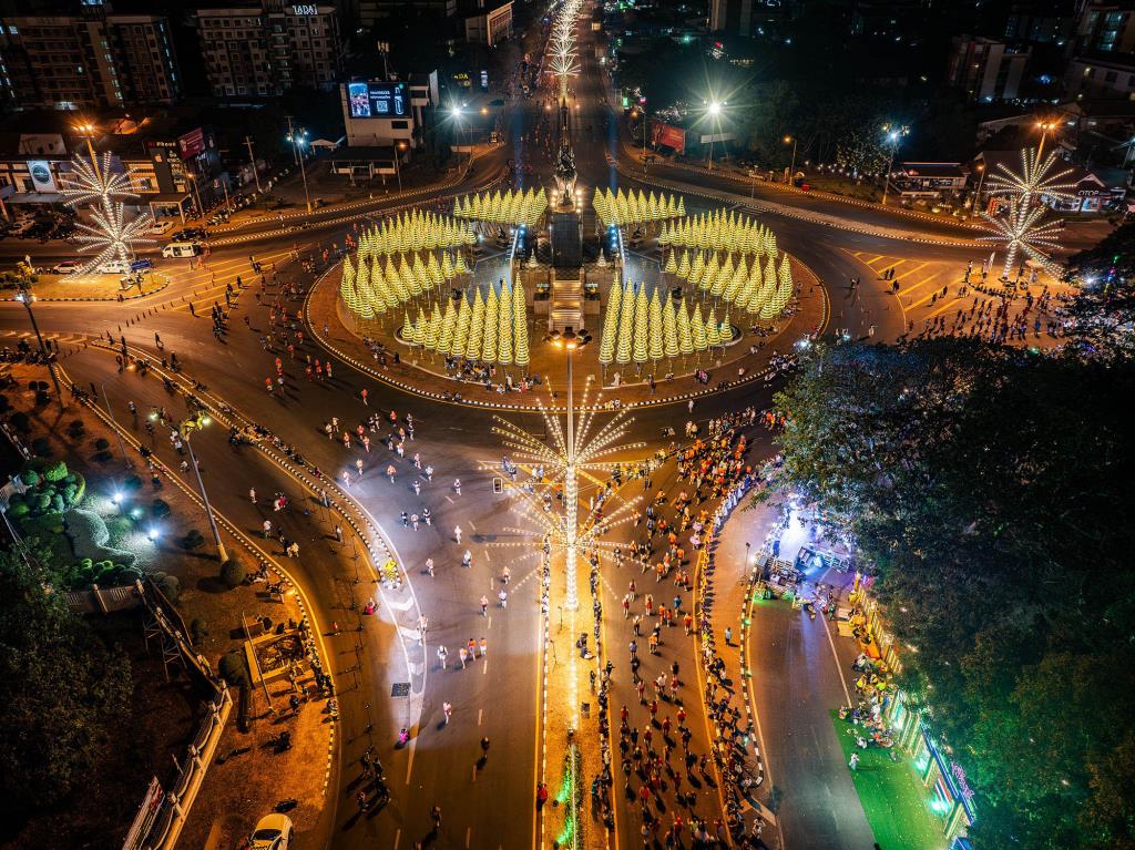 วิ่งผ่านแลนด์มาร์คสำคัญของจังหวัดคือวงเวียนช้าง