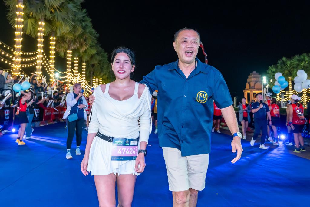 เนวิน ชิดชอบ รอต้อนรับนักวิ่งคนสุดท้ายสร้างความประทับใจ