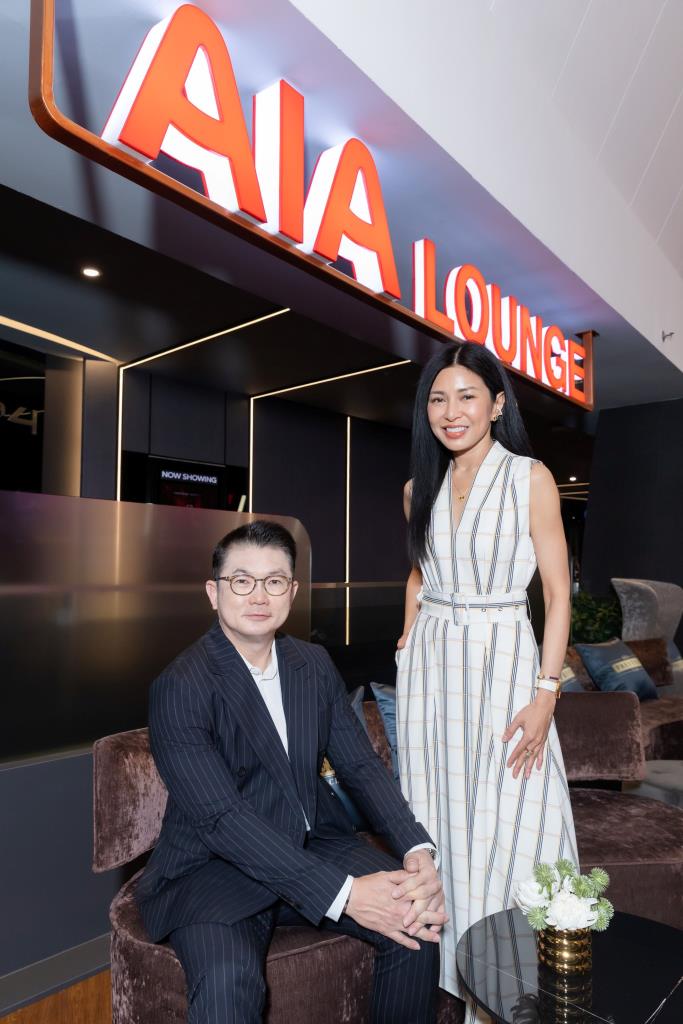 สุวิทย์ ทองร่มโพธิ์ ประธานเจ้าหน้าที่บริหารสายงานการตลาด บริษัท เอส เอฟ คอร์ปอเรชั่น จำกัด (มหาชน) กับ รพีพร วงศ์ทองคำ ผู้อำนวยการฝ่ายสื่อสารองค์กรและภาพลักษณ์ เอไอเอ ประเทศไทย