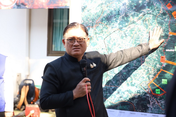 นายชัยพจน์ จรูญพงศ์ ผู้ว่าราชการจังหวัดเลย เป็นประธานพิธีปล่อยกำลังพล จัดทำแนวป้องกันไฟป่า ที่อบต.ศรีสองรัก อ.เมือง จ.เลย