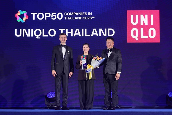  (กลาง) ธิติมา สถิตย์พัฒนพงศา ผู้อำนวยการฝ่ายทรัพยากรบุคคล บริษัท ยูนิโคล่ (ประเทศไทย) จำกัด