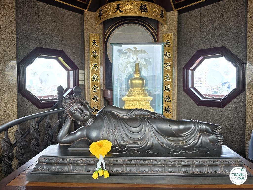พระพุทธรูปปางไสยาสน์ ประดิษฐานด้านในพระเจดีย์ชั้นบนสุด