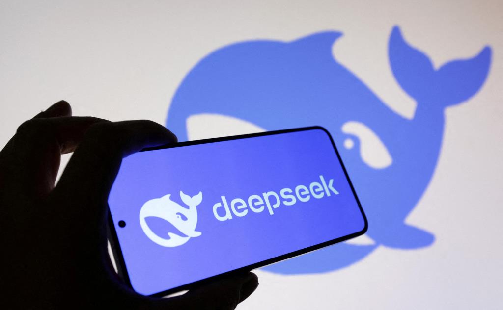 ปี 2025 ช่วงตรุษจีน DeepSeek ปล่อยโมเดลเจ๋ง ๆ ออกมาแบบก้าวกระโดด ทำเอา Silicon Valley ช็อกทั้งวงการ เพราะสร้างโมเดลเทียบชั้น OpenAI ได้ในราคาถูกกว่ามาก