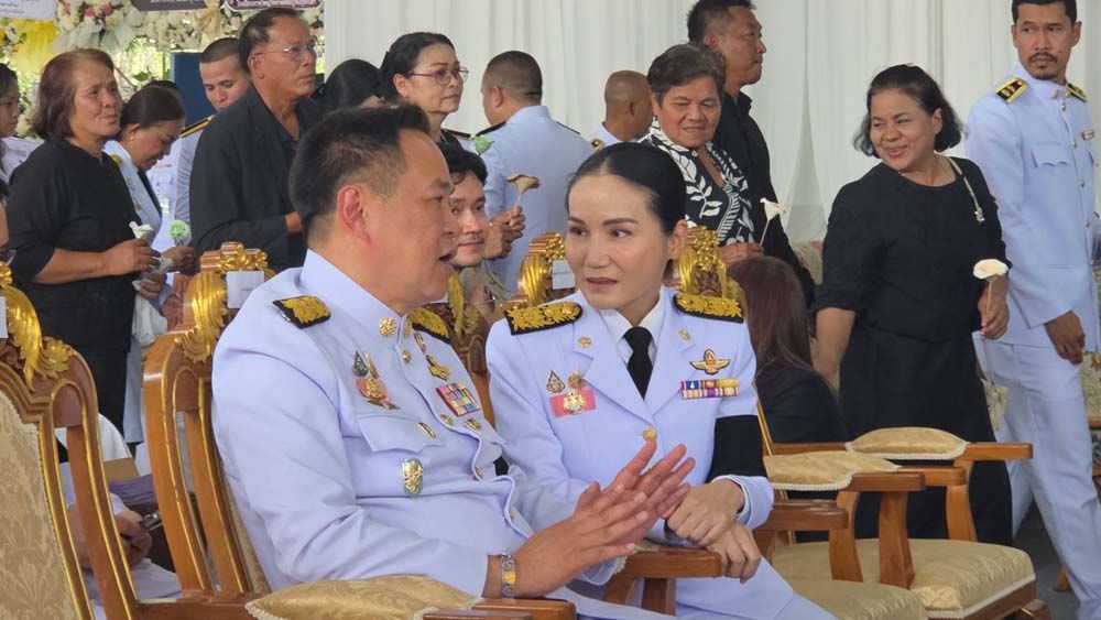 อนุทิน ชาญวีรกูล หารือกับ นฤมล ภิญโญสินวัฒน์