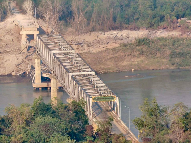 สะพานข้ามแม่น้ำสาละวิน ทางตอนใต้ของเมืองผาซอง รัฐกะยา ถูกระเบิดทำลายจนใช้การไม่ได้ เมื่อวานนี้