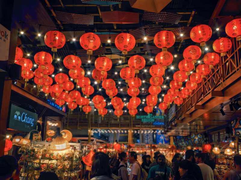 (ภาพจากผู้ให้สัมภาษณ์ : นักท่องเที่ยวชาวจีนสัมผัสบรรยากาศการเฉลิมฉลองเทศกาลตรุษจีนในย่านเยาวราชของกรุงเทพฯ)