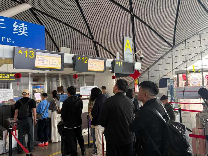 (ภาพจากผู้ให้สัมภาษณ์ : ผู้โดยสารที่จะเดินทางไปไทยต่อแถวเพื่อเช็กอินที่ท่าอากาศยานนานาชาติหนานหนิง อู๋ซวี ในเขตปกครองตนเองกว่างซีจ้วงทางตอนใต้ของจีน)