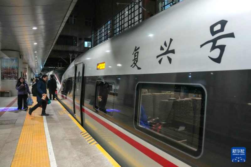 ยุคโบราณ ชาวจีนต้องออกเดินทางล่วงหน้าอย่างน้อยหนึ่งเดือนเพื่อให้ถึงบ้านทันฉลองปีใหม่ ภาพ: รถไฟความเร็วสูงรุ่น ฟู่ซิง ที่พัฒนาอัตราเร็วถึง 350 กิโลเมตรต่อชั่วโมง  (แฟ้มภาพซินหัว) 