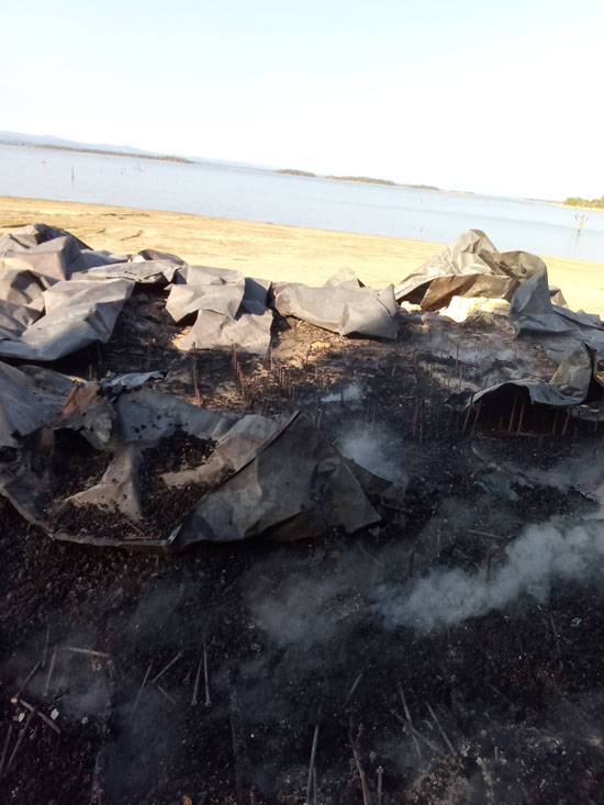 ซากเรือใหญ่นากายหลังเพลิงสงบ