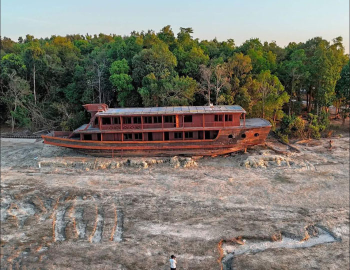 ไททานิคเมืองลาว ก่อนเกิดเหตุเพลิงไหม้ ที่มักมีนักท่องเที่ยวเดินทางไปเยี่ยมชมและถ่ายรูปเก็บไว้เป็นที่ระลึก