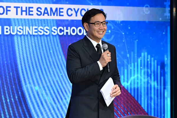  รองศาสตราจารย์ ดร.ธารทัศน์ โมกขมรรคกุล คณบดีคณะพาณิชยศาสตร์และการบัญชี จุฬาลงกรณ์มหาวิทยาลัย หรือ CBS 