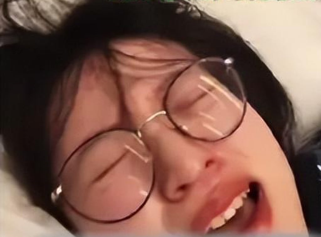 สามีถ่ายวิดีโออย่างต่อเนื่อง แม้ภรรยากำลังร้องด้วยความเจ็บปวดระหว่างการคลอดบุตร - ภาพ: 163.com