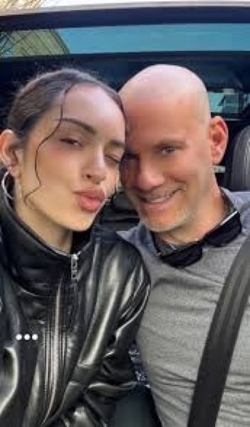 ราฟาเอล อาวานซินี ผู้เป็นพ่อ ซึ่งกำลังเผชิญกระแสวิจารณ์อย่างหนักจากคำพูดและพฤติกรรมบนโซเชียลมีเดีย