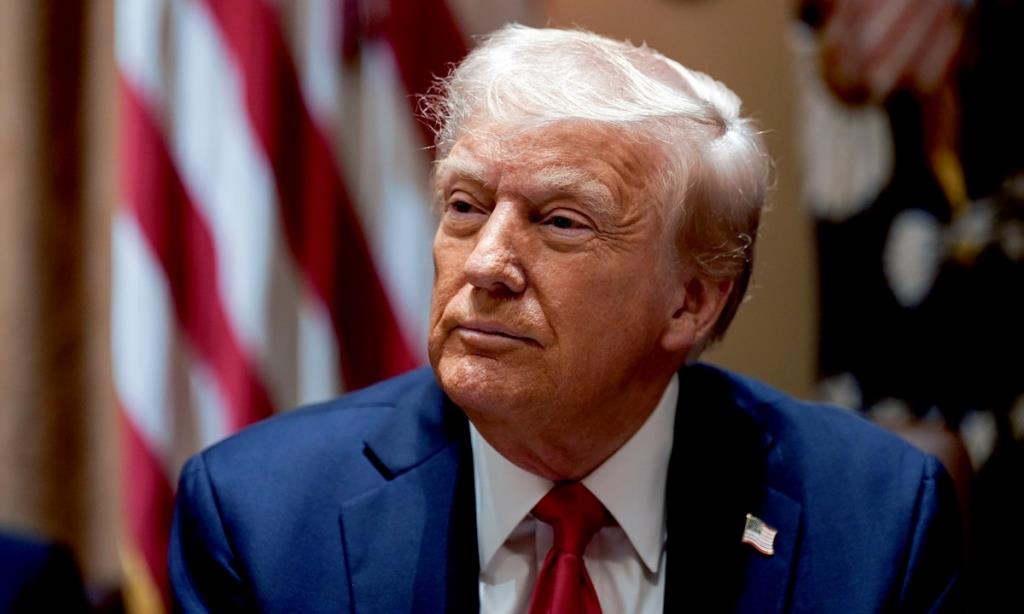 ประธานาธิบดีโดนัลด์ ทรัมป์ แห่งสหรัฐอเมริการะหว่างการประชุมคณะรัฐมนตรีที่ทำเนียบขาว ในกรุงวอชิงตัน ดี.ซี. เมื่อวันพุธที่ 26 กุมภาพันธ์ 2568 - ภาพ: VCG