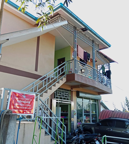 ห้องเช่าแห่งหนึ่งในเมืองพะยาโต่งซู ที่ขึ้นป้ายรับสอนภาษาจีน