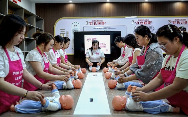 รัฐบาลจีนได้ออกมาตรการและกฎระเบียบมากมายเพื่อหยุดยั้งอัตราการเกิดที่ลดลงของจีน - ภาพ : เอเอฟพี