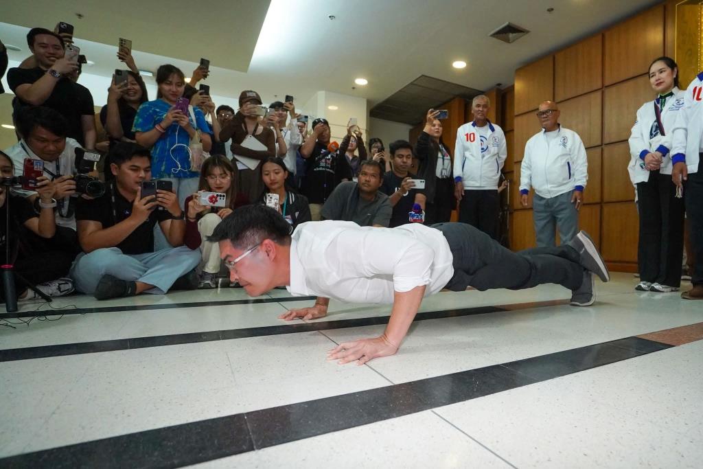 [ชวนคนไทยวิดพื้น โชว์ความฟิต รับนโยบายปั๊มลูก]