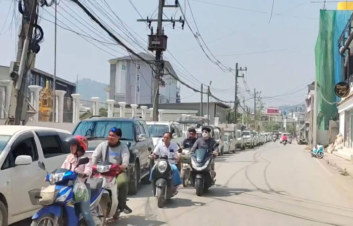 สภาพโกลาหลหน้าปั๊มน้ำมันในเมืองท่าขี้เหล็ก รัฐฉาน ตรงข้ามกับอำเภอแม่สาย จังหวัดเชียงราย