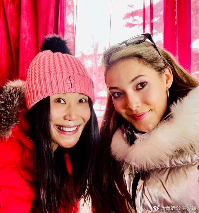 คุณแม่ กู่ เยี่ยน (ซ้าย) กับลูกสาว ไอลิน กู่ หรือ กู่ อ้ายหลิง  (ภาพจากเวยปั๋ว)