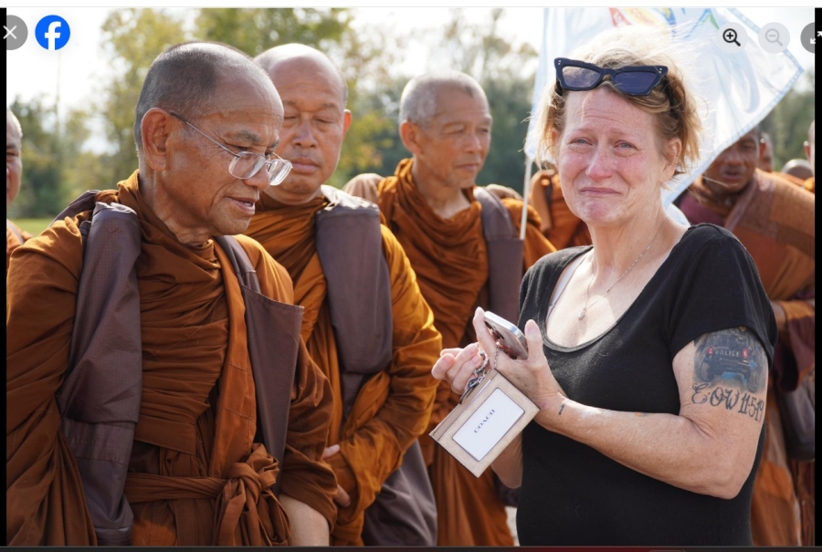 ที่ฮิวส์ตัน รัฐเท็กซัส สตรีอเมริกันกับสามีมารอสนทนากับคณะพระสงฆ์ชาวพุทธที่ริมถนน เธอมีน้ำตาตลอดเวลา เป็นน้ำตาแห่งปีติ