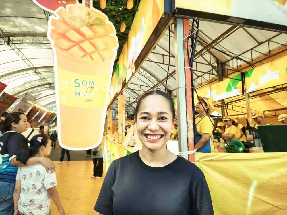 นางสาวรัชดา ทองจันทร์แก้ว เจ้าของร้านส้มม่วง 