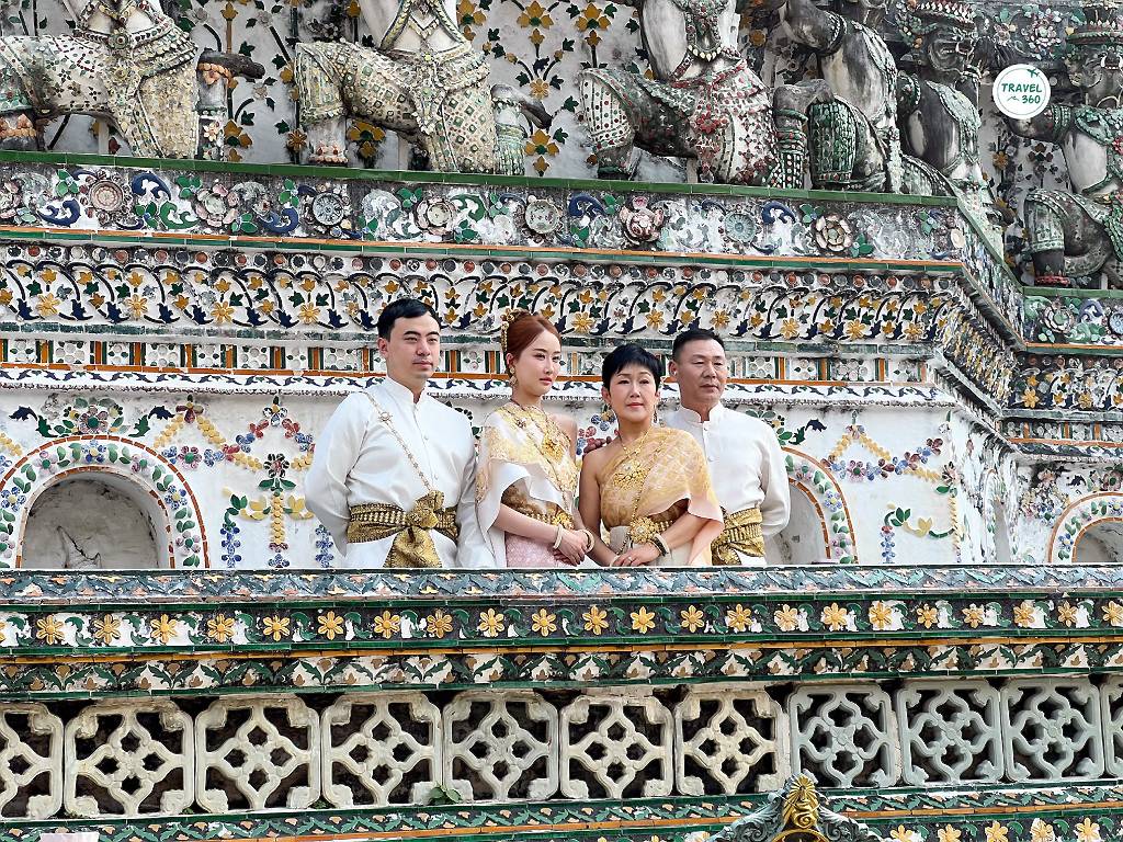 Soft Power นักท่องเที่ยวสวมชุดไทยถ่ายภาพกับพระปรางค์วัดอรุณ