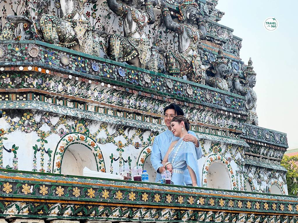 Soft Power นักท่องเที่ยวสวมชุดไทยถ่ายภาพกับพระปรางค์วัดอรุณ