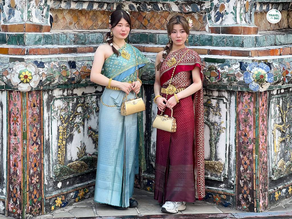 Soft Power นักท่องเที่ยวสวมชุดไทยถ่ายภาพกับพระปรางค์วัดอรุณ